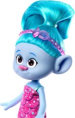 Mattel DREAMWORKS TROLLS Gemeinsam Stark – Haarige Überraschungen Chenille Puppe mit leuchtend blauem Haar zum Stylen, lila Stirnband, para niños de 3 años, HNF15