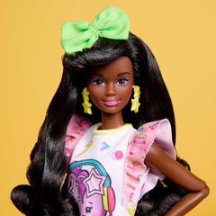 Barbie Rewind - Figurină de colecție nostalgică în stilul anilor '80, cu păr și ținută superbe, inclusiv televizor, popcorn și telefon, pentru fani și colecționari, HJX19