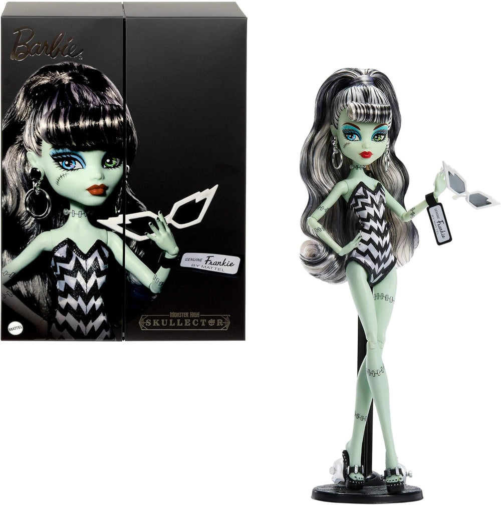 Păpușă Monster High x Barbie Frankie Stein cu costum de baie original inspirat de Barbie și rochie de seară neagră „Solo in The Spotlight”, accesorii, JHK28