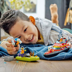 LEGO 60373 City Feuerwehrboot, Spielzeug, das im Wasser wimmt, mit Rennboot, 3 Minifiguren and Jetpack, Feuerwehr-Boot-Spielzeug Geschenkide für Jungen and Mädchen ab 5 Jahren