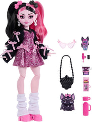 Păpușa Monster High, Draculaura cu rochie roz cu funde și cardigan negru, cu liliacul Contele Fabulos și 7 accesorii precum ramen, ruj și geantă, JHK29