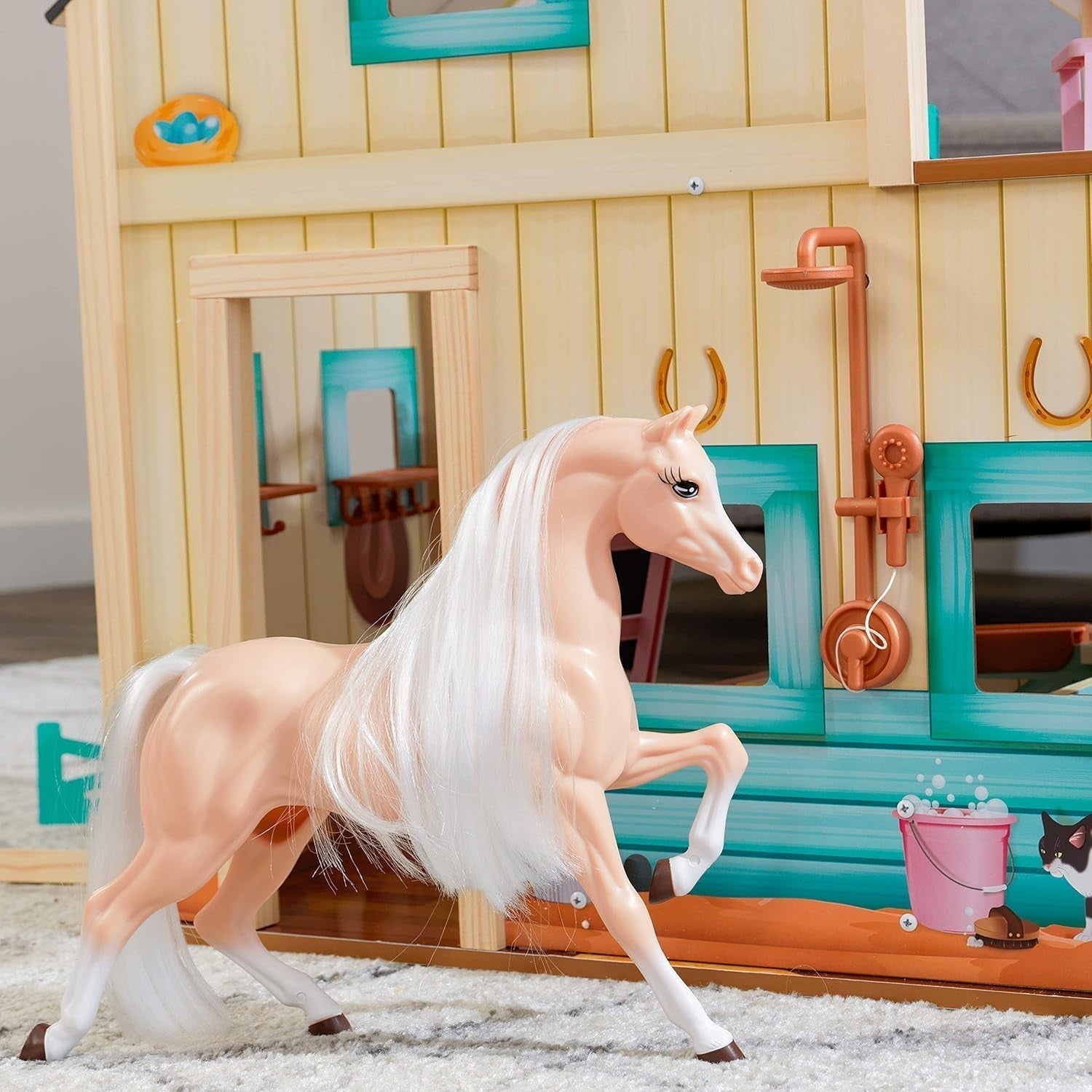 Casa de păpuși Kidkraft Sweet Meadow Horse Stable cu cal - set de joacă din lemn cu mobilier și accesorii, cadou de jucărie cu cal pentru băieți și fete de la 3 ani, 63534 Casute de papusi Naty Shop