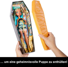 Păpuși și accesorii Monster High Buried Secrets, temă Cozy Creepover cu o păpușă misterioasă și 5 surprize la despachetare (figurinele pot varia), HYV64