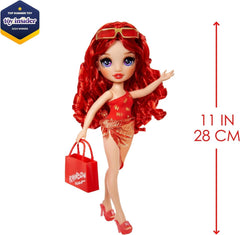 Rainbow High Swim & Style - Ruby (rojo) - Muñeca de 28 cm de altura con pareo brillante, se puede usar de más de 10 maneras - bañador extensible, sandalias, accesorios de juego - juguete - ideal de 4 a 12 años Naty Shop Dolls