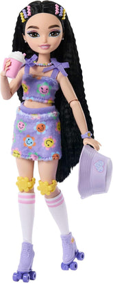 Păpușa Barbie Dream Besties și accesorii, Păpușă Barbie Renee la modă articulată cu patinaj pe role și păr negru, 12 accesorii tematice cu videoclipuri și mâncare, JFX99
