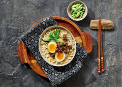 Nissin Demae Ramen - Carne Picante Paquete de 10 Fideos Instantáneos Estilo Japonés con Sabor a Carne y Especias Asiáticas Comida Asiática Rápida y Fácil de Preparar (10 x 100g)