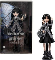 Monster High Wednesday Puppe und Accessoires, Wednesday Addams Sammelfigur in Nevermore Academy Uniform mit Eiskaltem Händchen und Rucksack, Puppenständer, HXJ04