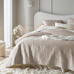ROOM99 Feel Cuvertură de pat elegantă în bej 220 X 240 Cm Cuvertură de pat versatilă ca cuvertură de pat sau canapea Pătură de aruncare pentru pat și canapea Stil de cuvertură Ideal ca cuvertură de pat Catifea catifea Paturi si Cuverturi Besuche den ROOM99-Store