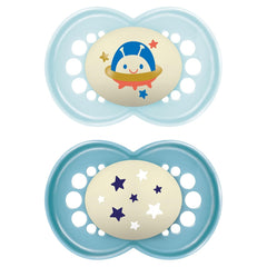 Suzetă MAM 6+ luni (pachet de 2) MAM 6-16 luni, strălucește în întuneric cu tetină de cauciuc, pachet de 2 cu suport sterilizator pentru suzetă, albastru deschis/albastru deschis