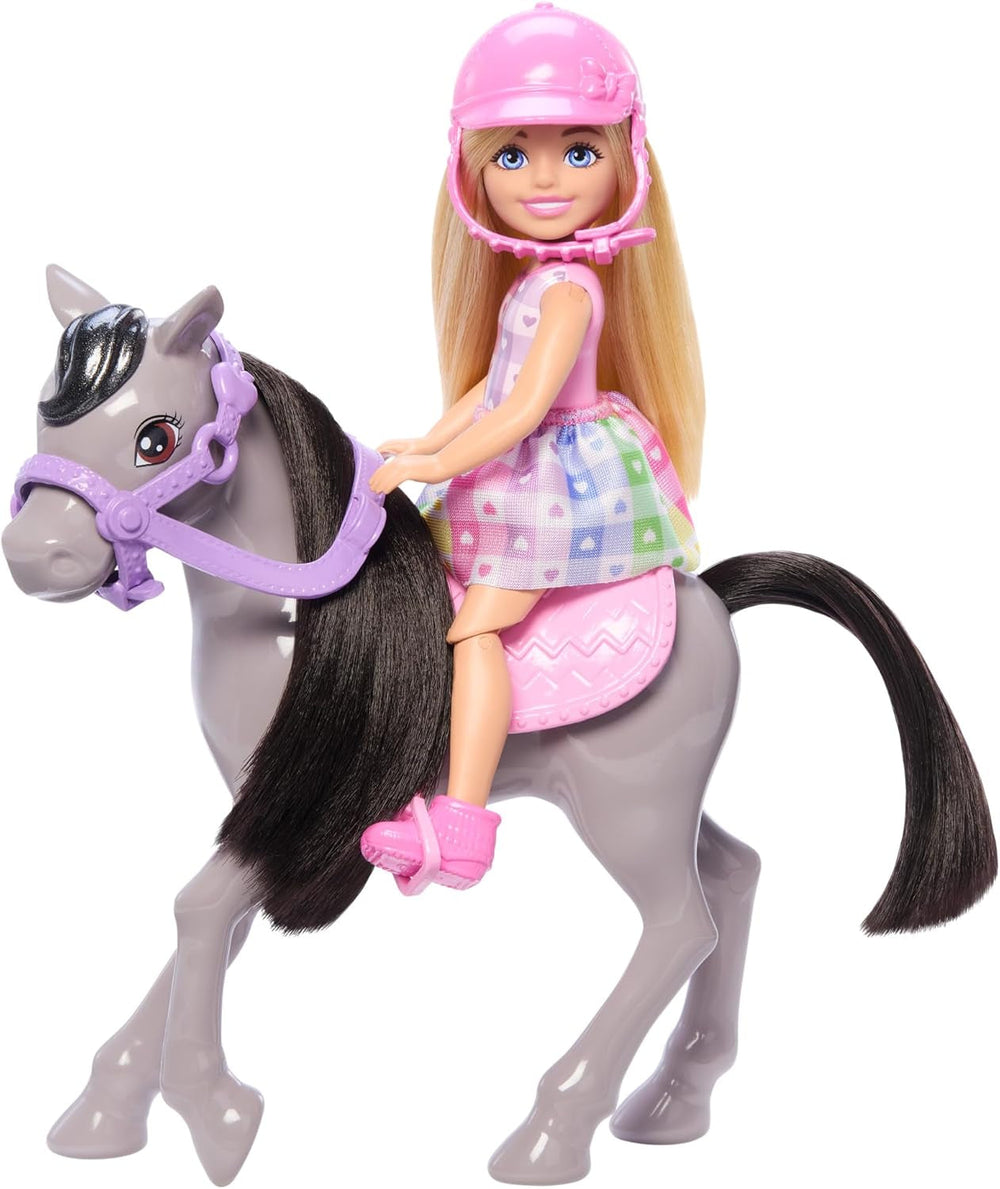 Barbie Chelsea y Pony, muñeca y ponis: paseo durante el juego para sentarse con seguridad en el caballo, silla y postes rosas, incluye casco y lindo vestido a cuadros, a partir de 3 años, HTK29 Naty Shop Dolls Título predeterminado