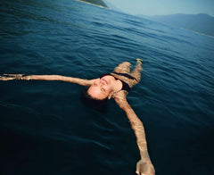 Kneipp Aroma, espuma para el cuidado del baño Happy Time Out - con aceites naturales de amapola roja y cáñamo, 400 ml Naty Shop