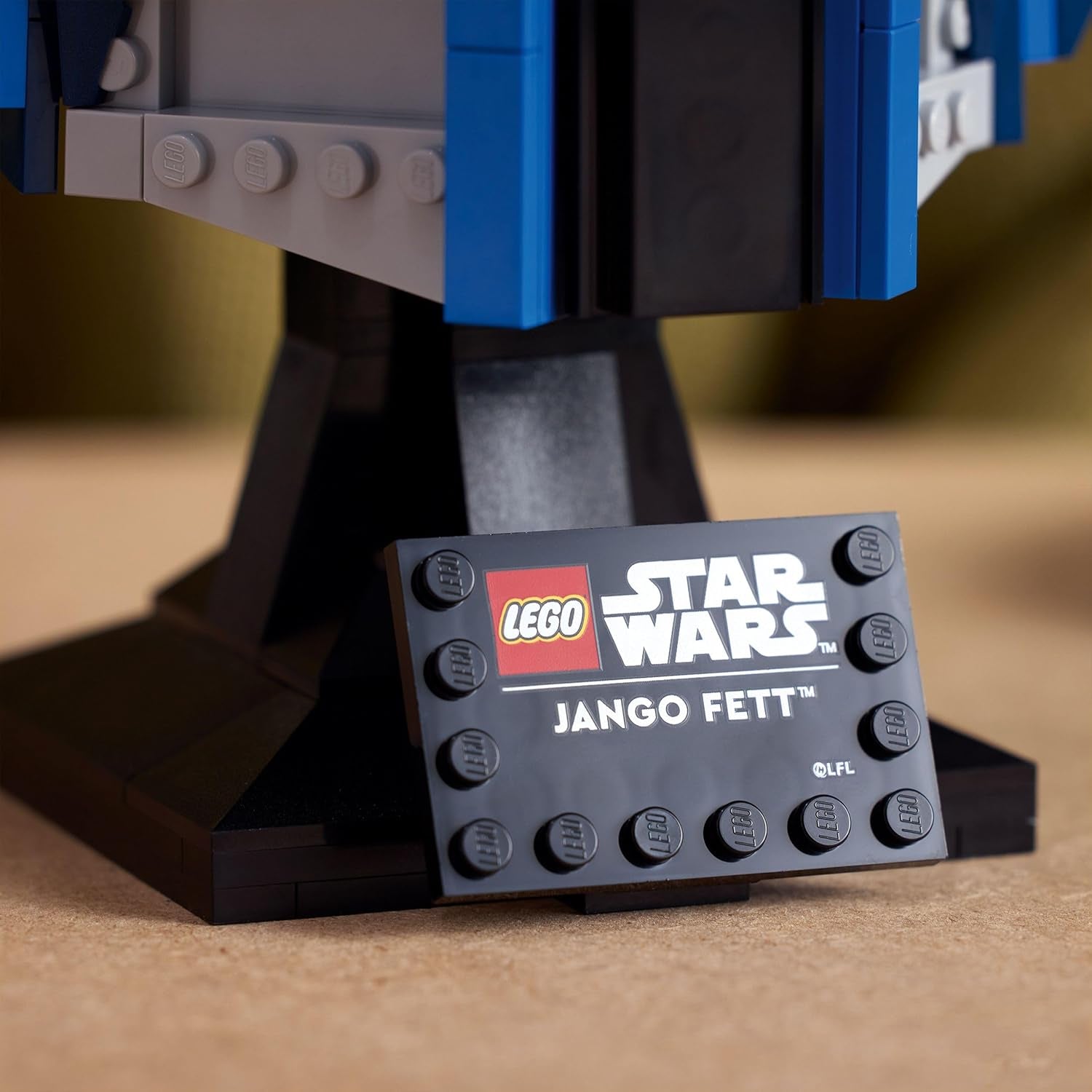 LEGO Star Wars 75408 Jango Fett Helmet - Set de construcție Mandalorian pentru adulți - Model cu suport, plăcuță de identificare și antenă reglabilă - Cadou pentru fanii Atacului clonelor Seturi de constructie Besuche den LEGO-Store