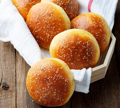 Hamburgerbrötchen, Perforiert, Antihaftbeschichte, 4 Runde Mulden Mit Je 12 Cm, Pfannengröße 28 X 28 Cm, 2.5 Cm Tief, Mittelgroß, Schwarz Moldes y bandejas para repostería Naty Shop