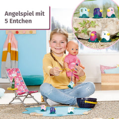 BABY born 832790 Weekend Fishing - Set de accesorii pentru păpuși pentru pescuit cu șezlong cu imprimeu viu, măsuță laterală, sticlă, coșuleț, rățuște și undiță, precum și cămașă lungă roz, Roz