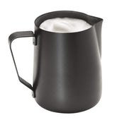 APS Milk Pitcher – Carafă de lapte de înaltă calitate, cu strat antiaderent, fabricată din oțel inoxidabil – Perfectă pentru prepararea spumei de lapte – Carafă universală, neagră, 600 ml