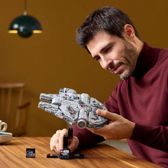 LEGO Star Wars Set del 25º Aniversario del Halcón Milenario para adultos Barco para construir Kit de modelo de nave espacial coleccionable Una Nueva Esperanza Regalos para hombres y mujeres 75375 Juegos de construcción Besuche den LEGO-Store