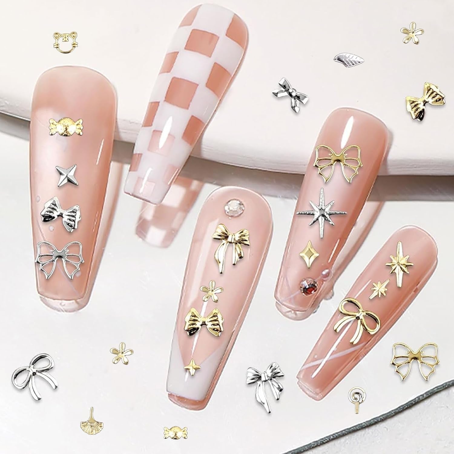 Set de 4 cutii pentru brelocuri pentru unghii - 48 de tipuri de brelocuri 3D aurii și argintii pentru unghii (fluturi, flori, perle etc.) + pensetă și stilou - pentru unghii cu gel și acrilice DIY | Ideal pentru salon de unghii și acasă