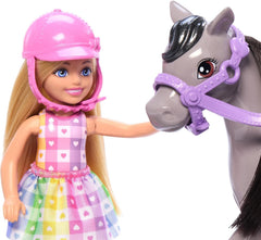 Barbie Chelsea y Pony y ponis - Paseo durante el juego para sentarse con seguridad en el caballo, silla y postes rosas, incluye casco y lindo vestido a cuadros, a partir de 3 años, HTK29 Naty Shop Dolls