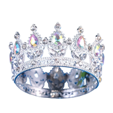 Corona de metal plateado con piedras.