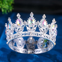 Corona de metal plateado con piedras.