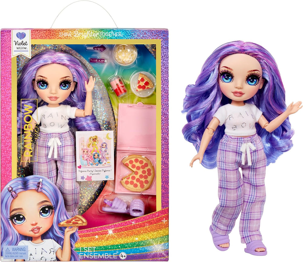Păpușă Rainbow High Junior High PJ Party - Violet (Mov) - 22 cm cu salopetă moale, papuci și accesorii de joacă - Jucărie pentru copii - Ideală pentru 4-12 ani