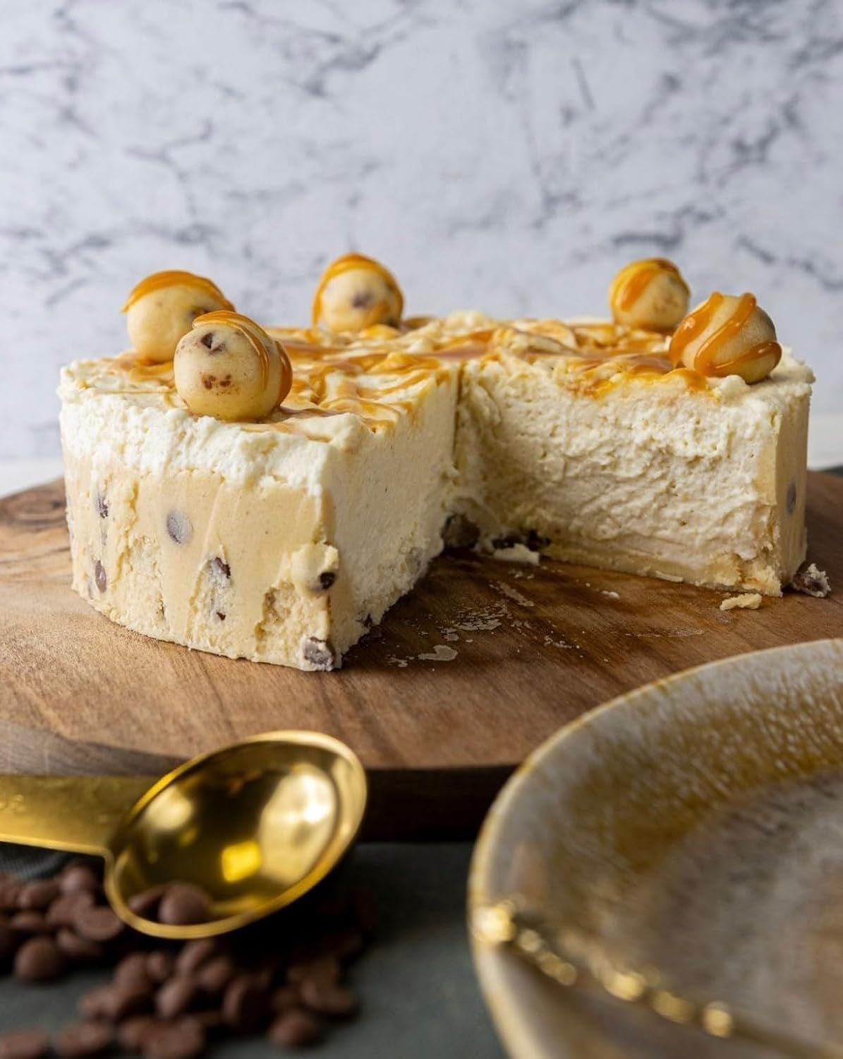 RUF Cookie Dough Cake Ohne Backen, Tortenboden Aus Keksteig Mit Frischkäse-Creme Und Schokoladenstückchen, Inkl. Kuchenform, 1X325G Amestec pentru copt si gatit Naty Shop