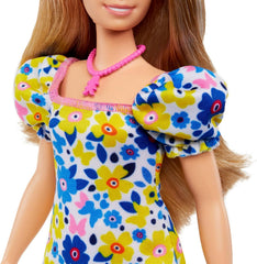 Barbie Fashionistas - Păpușă dezvoltată împreună cu Societatea Națională pentru Sindromul Down, păr blond și ținută modernă cu rochie florală și pantofi sport albi, pentru copii cu vârsta de 3 ani și peste, HJT05