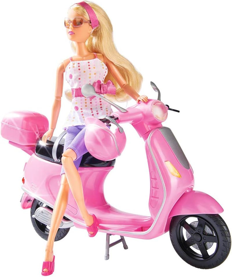 Simba 105730282 - Steffi Love Chic City Trotinetă, Steffi cu trotinetă roz, cu cască și compartiment pentru cască, păpușă de modă, 29 cm, pentru copii cu vârsta de la 3 ani în sus