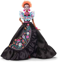 Păpușa Barbie Signature, figurină de colecție Día De Muertos 2024 cu rochie neagră și top albastru cu volane, imprimeu brodat și accesorii colorate, HRM72