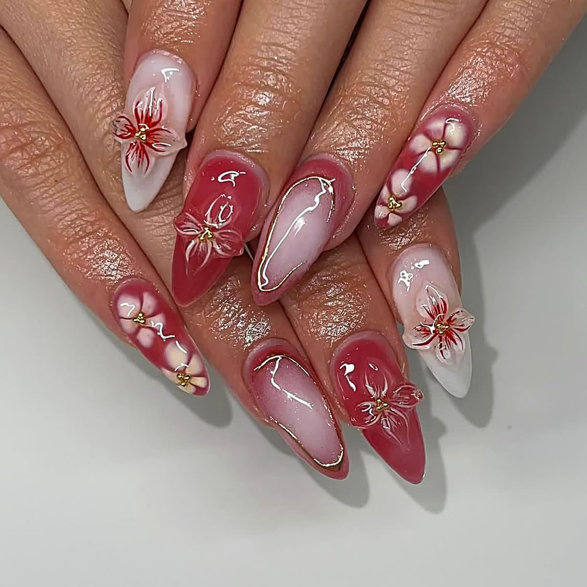 Mouyouglow 30 bucăți unghii false scurte, model floral cu dungi albe, culoare nud, model francez 3D, cu flori Y2K, cu lipici pentru unghii, vârfuri albe, flori argintii ondulate, vară, INS, unghii artificiale