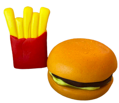 Decoraciones comestibles para tarta Hamburguesa y patatas fritas – set de 2 figuras en pasta de azúcar (~6 cm)
