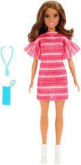 Barbie und Teresa Rezept für Freundschaft Teresa-Modepuppe mit unverkennbarem Outfit zum An- und Ausziehen, mit Accessoires inklusive einer Halskette, JCT02