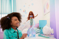 Mattel Disney Ariel Mica Sirenă - Păpușă Sirenă Deluxe cu Mărgele de Păr și Suport pentru Păpușă pentru Joacă Imaginativă și Expoziție, pentru Copii cu Vârsta de 3 Ani și Peste, HNF42