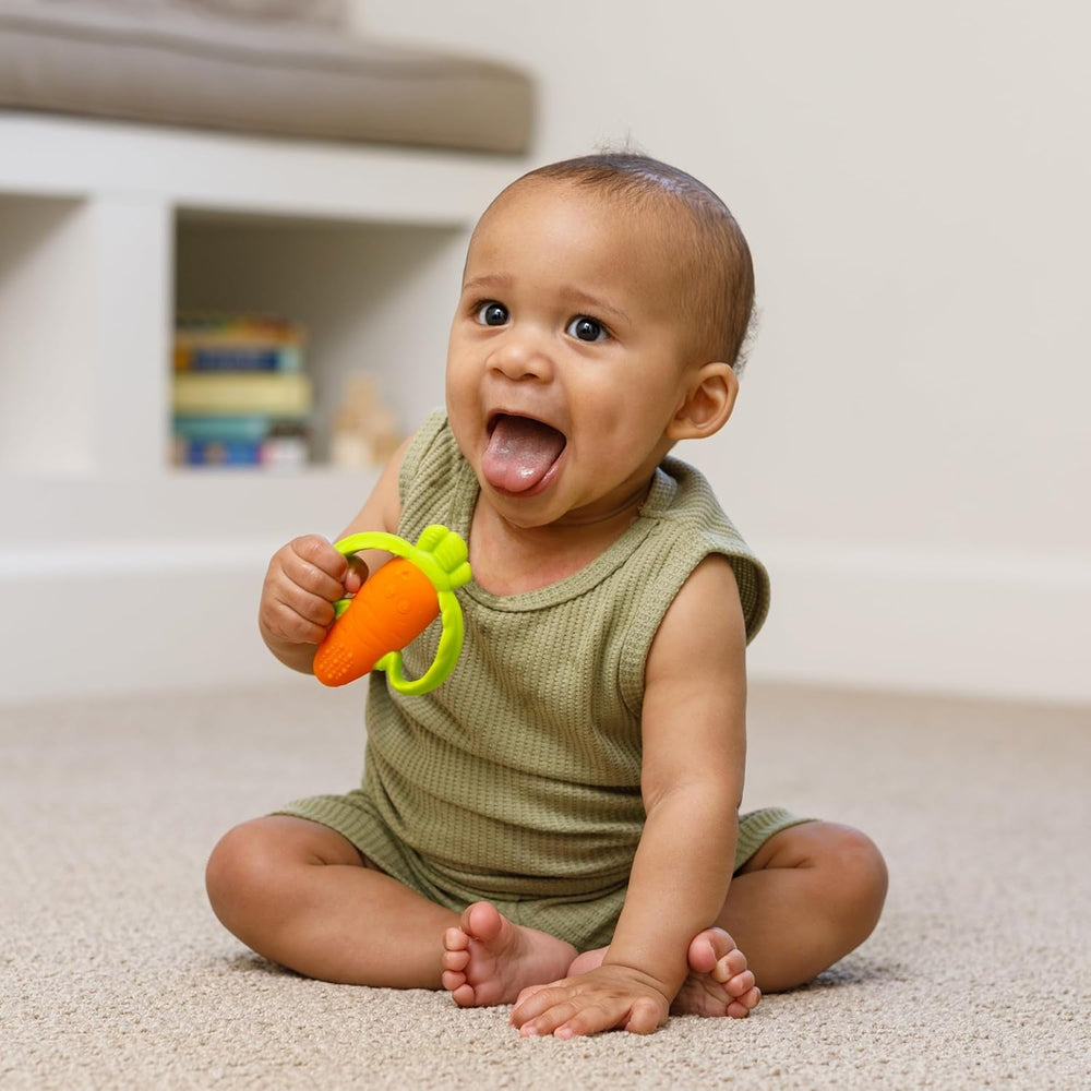 Infantino Lil' Nibbles, inel de dentiție din silicon texturat, jucărie de dentiție pentru bebeluși fără BPA, moale, ușor de ținut în mână, stimulare senzorială pentru sugari, morcov