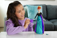 Mattel Disney The Ice Queen Anna Fashion Doll Set, Spin & Reveal con 11 sorpresas, incluyendo 5 accesorios, 5 pegatinas y una escena de juego, inspirada en la película de Disney, HXD27 Naty Shop Dolls