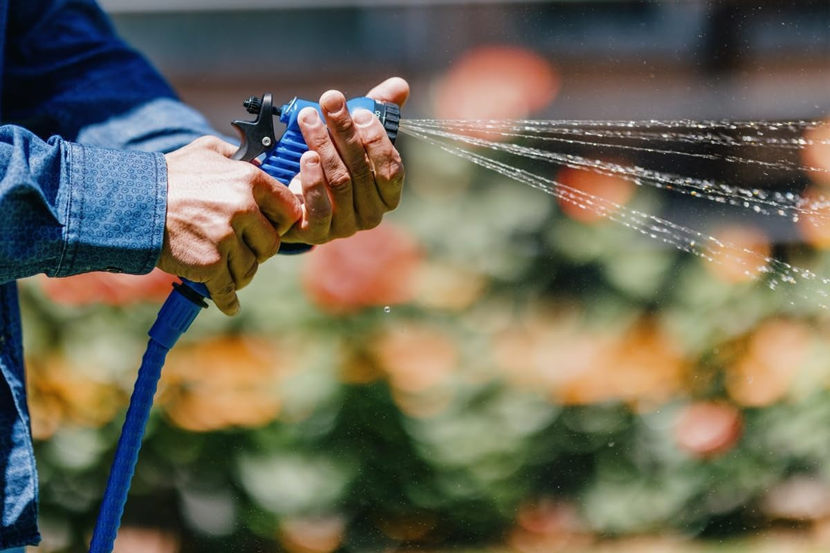 Goodyear – furtun de grădină extensibil de 30 m, flexibil, fără răsucire și ușor, cu trei straturi din latex și material textil de înaltă densitate, cuplaje rapide de ½" și ¾" + pistol de pulverizare cu 7 funcții