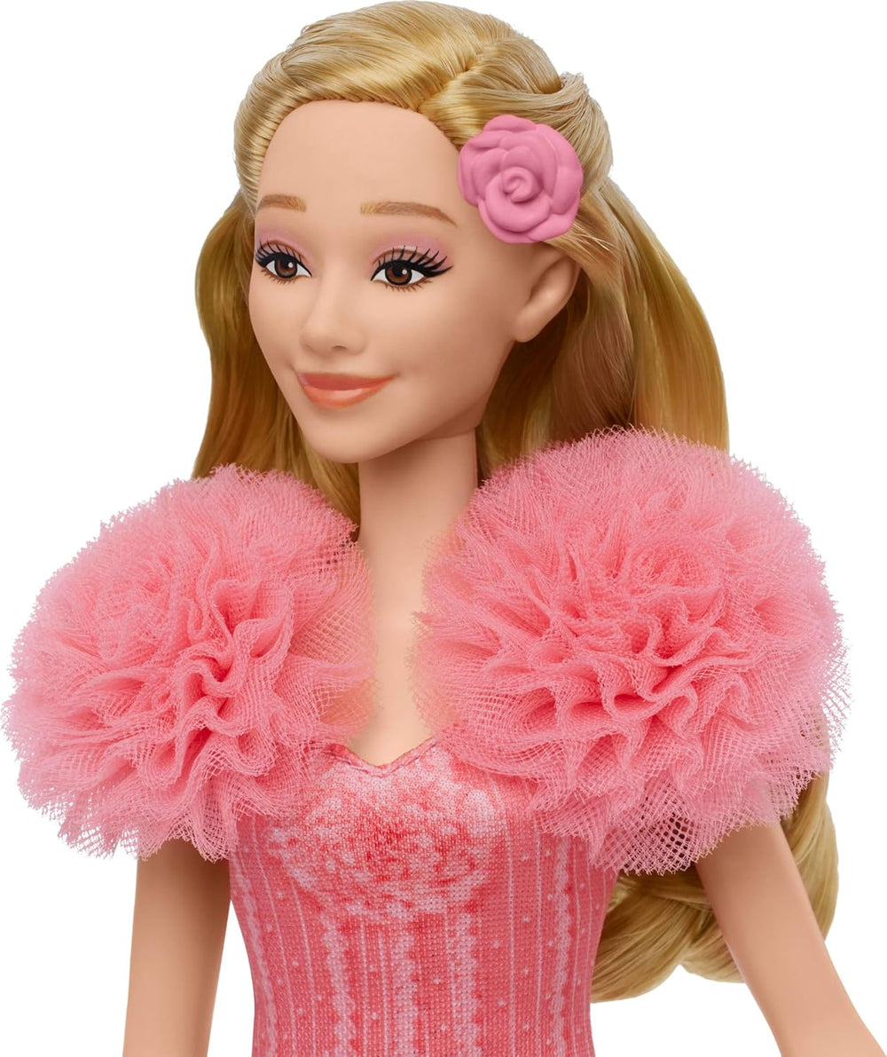 Păpușă cântătoare Mattel Glinda din Wicked and Accessories, articulată cu aspect inspirat din filme și ținută detașabilă, cântă „Loved by Us”, JLG49, roz