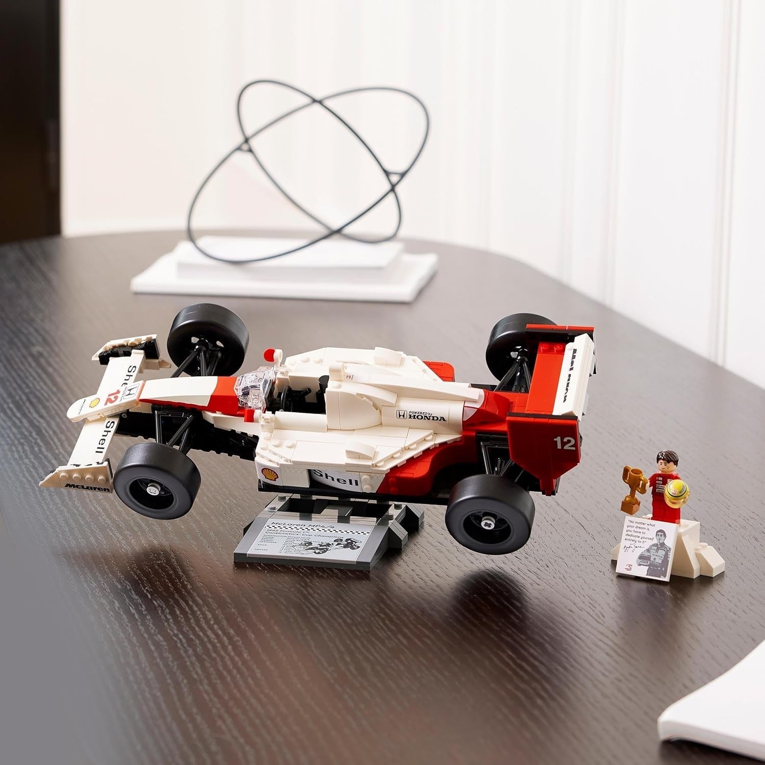 LEGO Icons Juego de modelos de auto Mclaren MP4/4 y Ayrton Senna, kit de auto de carreras de F1 para adultos con minifigura de corredor, coleccionable, idea de regalo para hombres, mujeres, él y ella 10330 Juegos de construcción Besuche den LEGO-Store