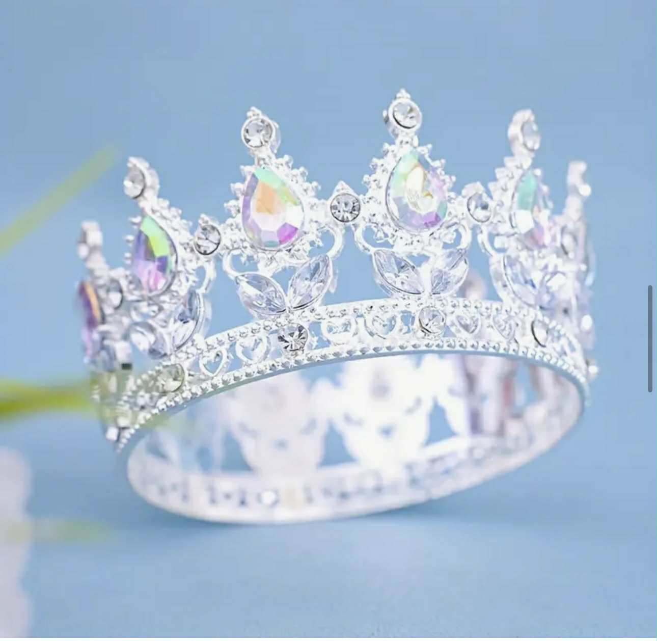 Corona de metal plateado con piedras.