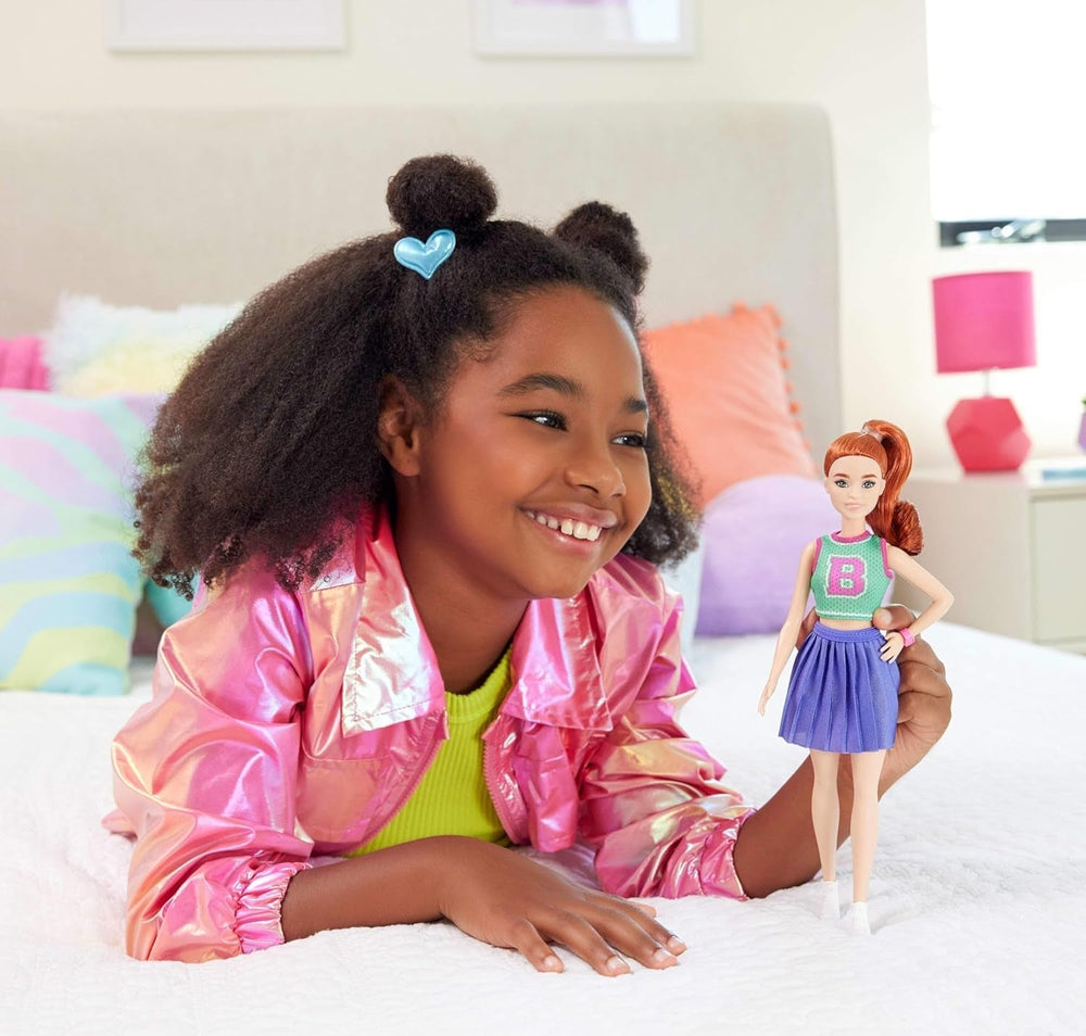 Păpușă Barbie Fashionistas nr. 232 cu păr roșcat, bluză sport din jersey cu imprimeu B, fustă plisată mov, ceas de mână și adidași, HYT90 Papusi Naty Shop