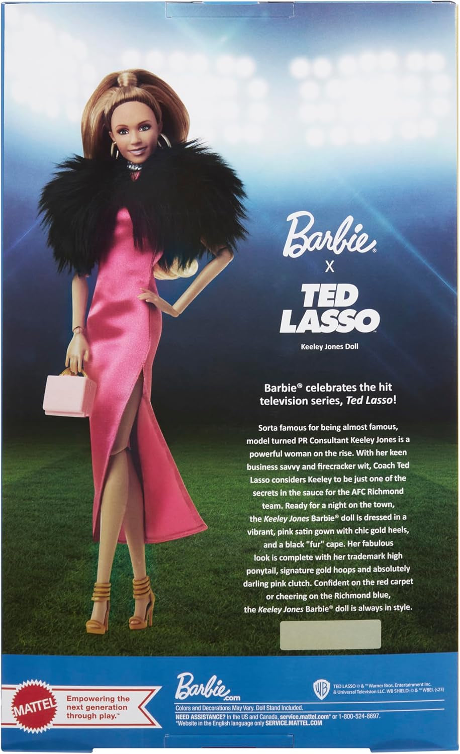 BARBIE Keeley Jones - Păpușă de colecție inspirată de Ted Lasso, rochie midi din mătase roz aprins, tocuri înalte aurii, pelerină neagră, cercei rotunzi aurii, geantă roz, pentru copii cu vârsta de 3 ani și peste, HJW92