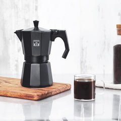 Cafetieră italiană Cecotec Cumbia Mokclassic 600 Neagră, 300 ml, fabricată din aluminiu cu o capacitate de 6 cești de cafea, potrivită pentru toate tipurile de plite și ușor de curățat.