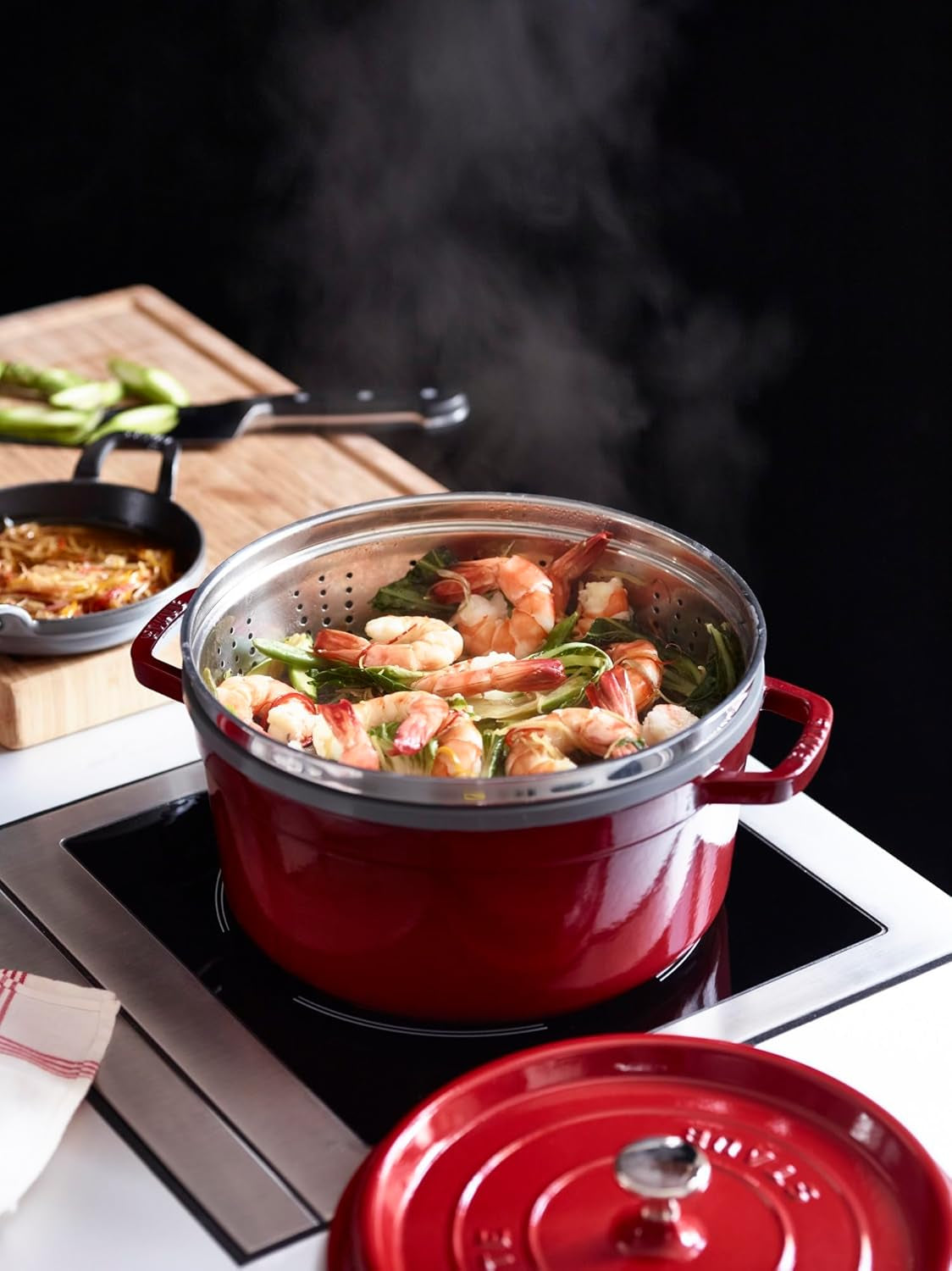 STAUB Gusseisen Bräter/Cocotte, Mit Dämpfeinsatz Aus Edelstahl, Rund 26 Cm, 5,2 L, Aromaregen Funktion Für Optimale Befeuchtung, Für Alle Herdarten Inkl. Induktion & Backofen, Kirschrot, Rot Moldes y bandejas para repostería Naty Shop