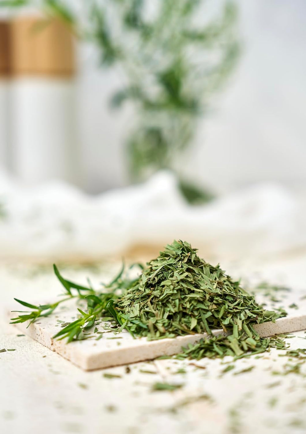 Fuchs Gewürze - Estragon gerebelt - französisches Kraut zur Verfeinerung von Saladen, Sauce Hollandaise oder Rührei - ingredientes naturales - 10 g en wiederverwendbarer, recyclebarer Dosis