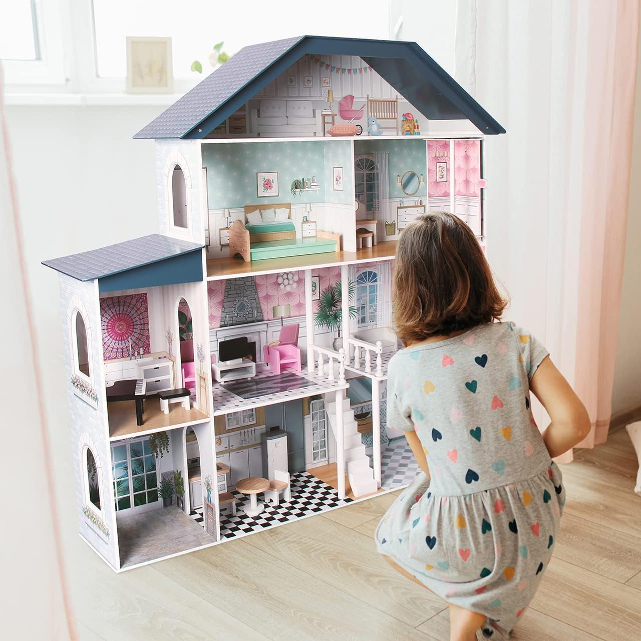 Deqube Casa de Muñecas de Madera, 4 Pisos, Casa de Muñecas con Decoración Diferente y Cuidada en Cada Habitación, con 17 Accesorios - Tamaño 135 X 36 X 128 Cm (913D00016) Naty Shop Casas de Muñecas