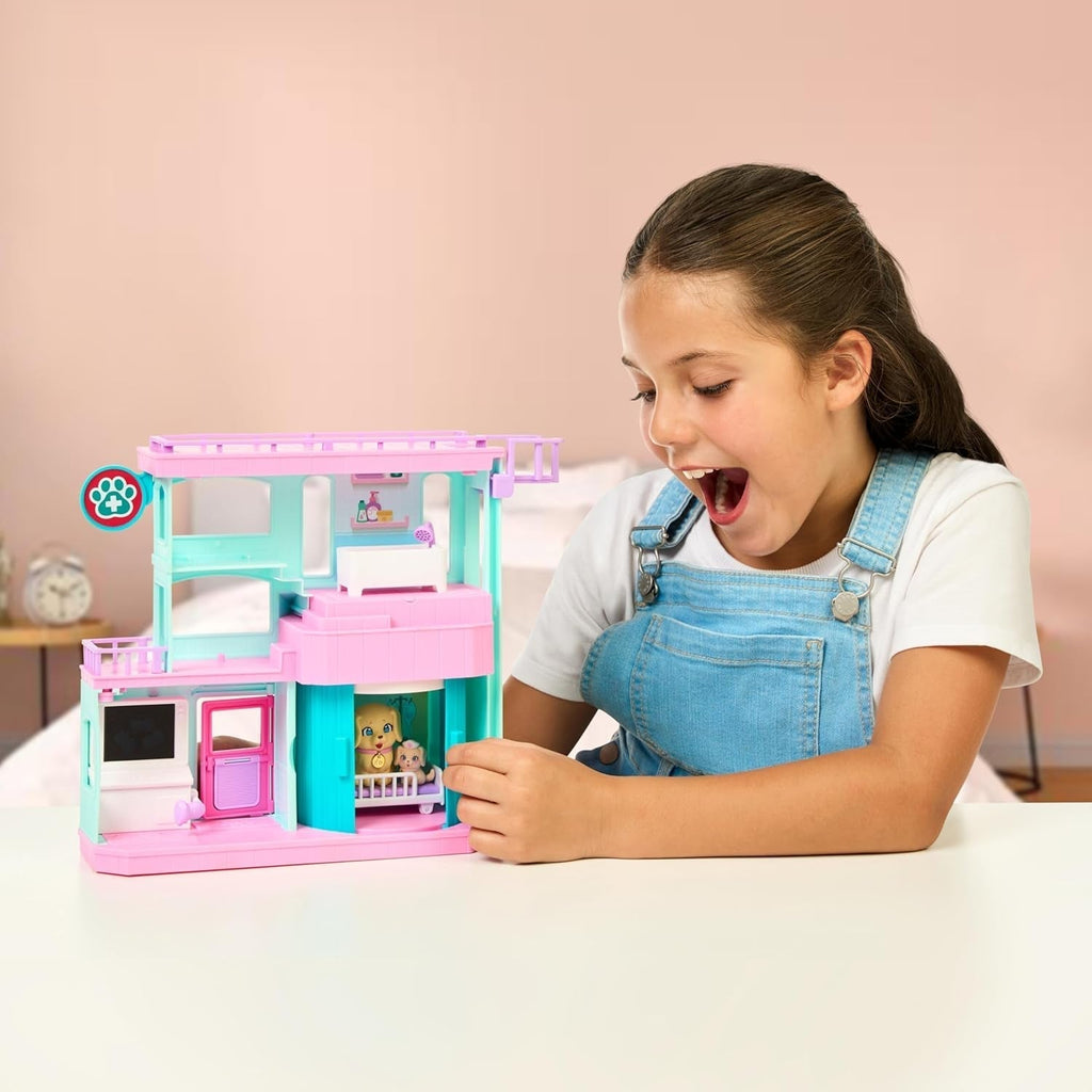 Little Live Pets Mama Surprise Families Baby Clinic Playset, 3 cățeluși Retriever incluși, Magic, Playset cu două fețe (27,8 cm lățime, 23,8 cm înălțime). Hrănire, îmbăiere și joacă, cadou pentru copii Action figures Naty Shop