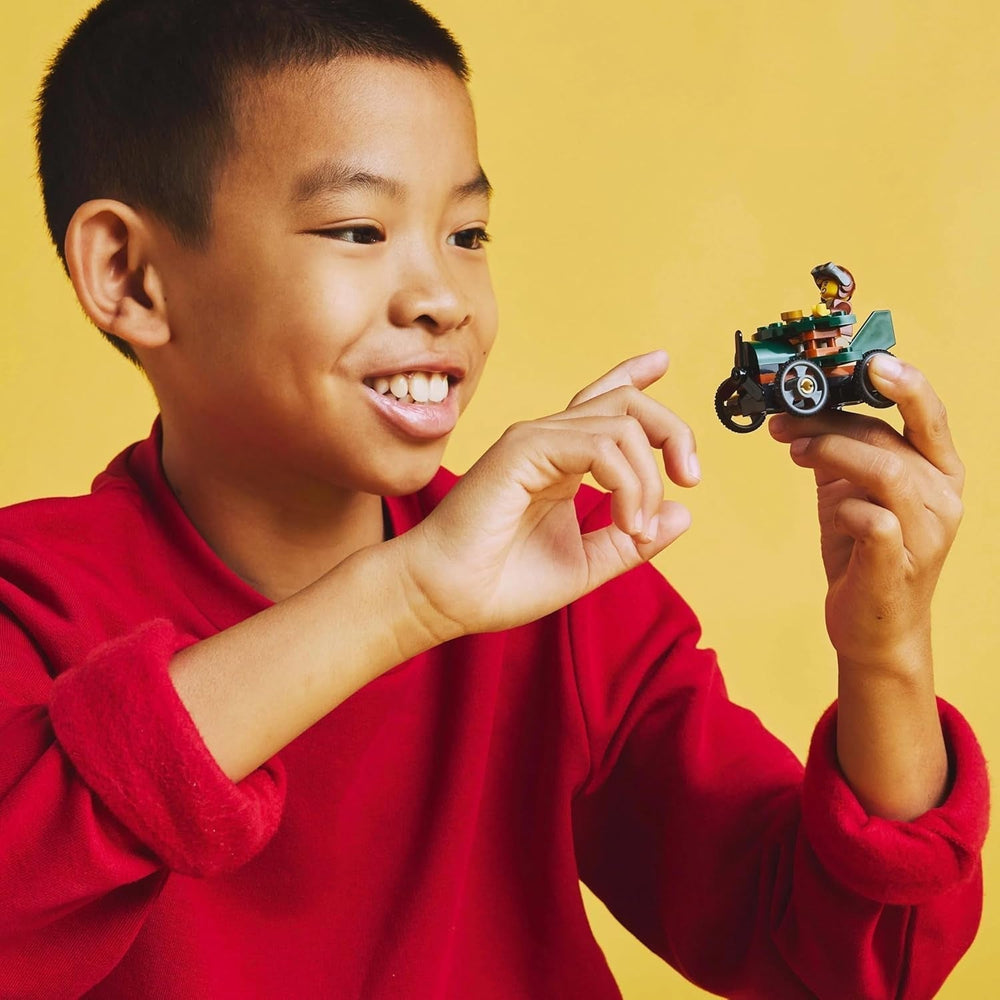 Avión LEGO City vs. Set de coches de carreras con cama de hospital - Jabonera de juguete para niños y niñas a partir de 5 años - Set de construcción con 2 minifiguras - Regalo de cumpleaños y vacaciones 60459 Juegos de construcción Besuche den LEGO-Store