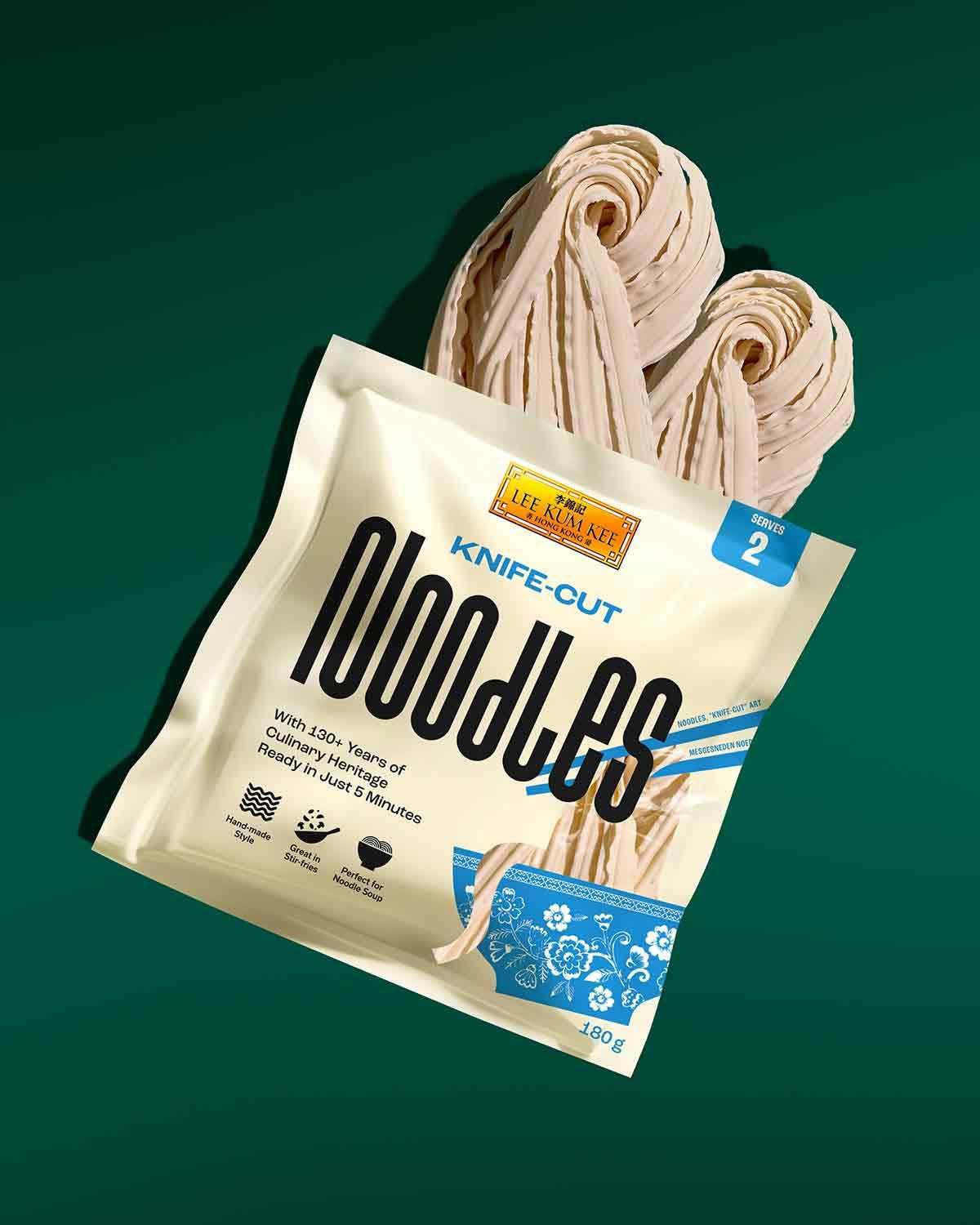 LEE KUM KEE Fideos cortados con cuchillo: fideos asiáticos cortados con cuchillo con una textura firme y sabrosa, ideales para platos y sopas al wok, semisecos, dos porciones por paquete, paquete múltiple de 6 x 180 g