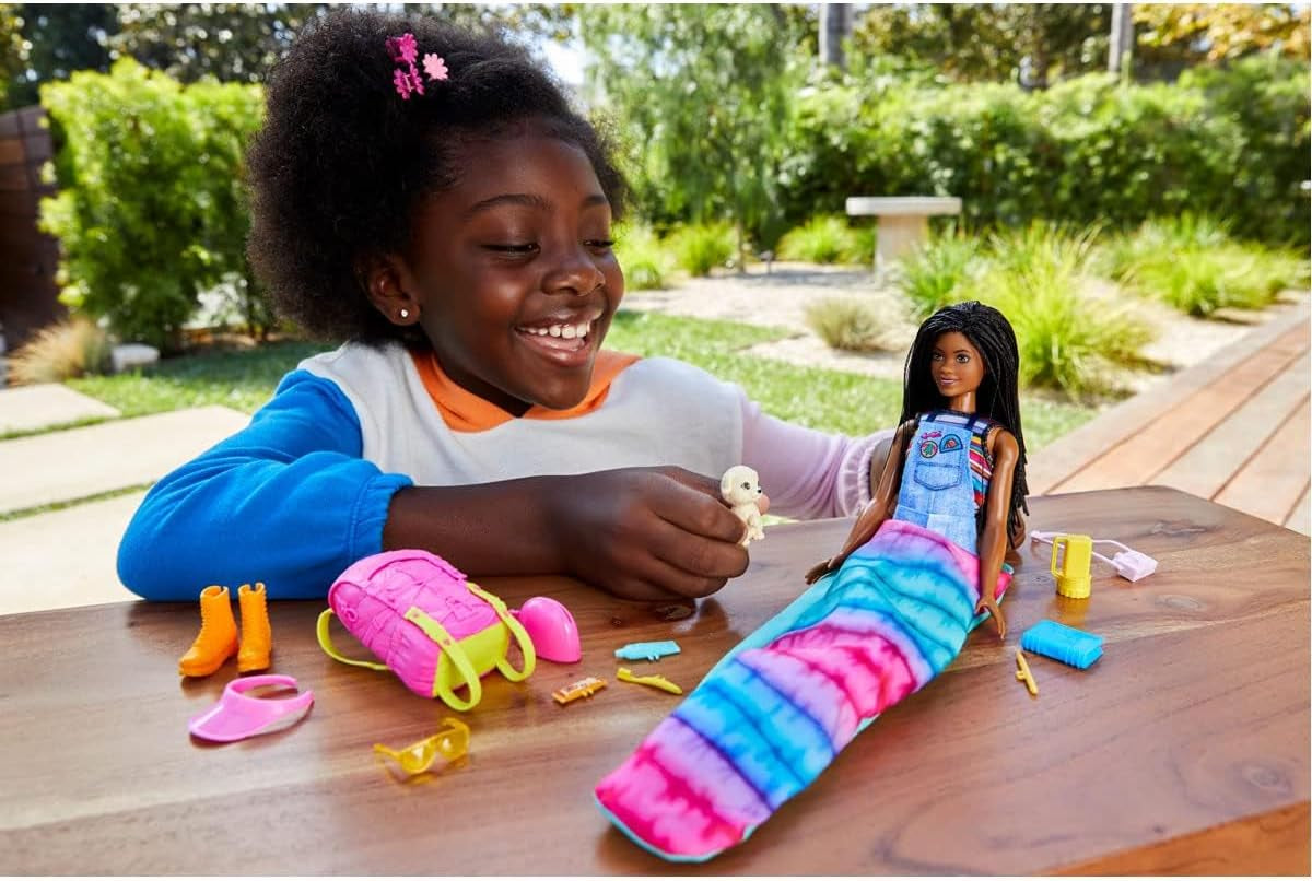 Păpușă Barbie HDF74 Twin Pack! Păpușă Brooklyn Camping (brunetă cu codițe împletite, aprox. 29 cm) cu cățeluș, rucsac, sac de dormit, 10 accesorii de camping, cadou pentru copii cu vârsta de 3 ani și peste