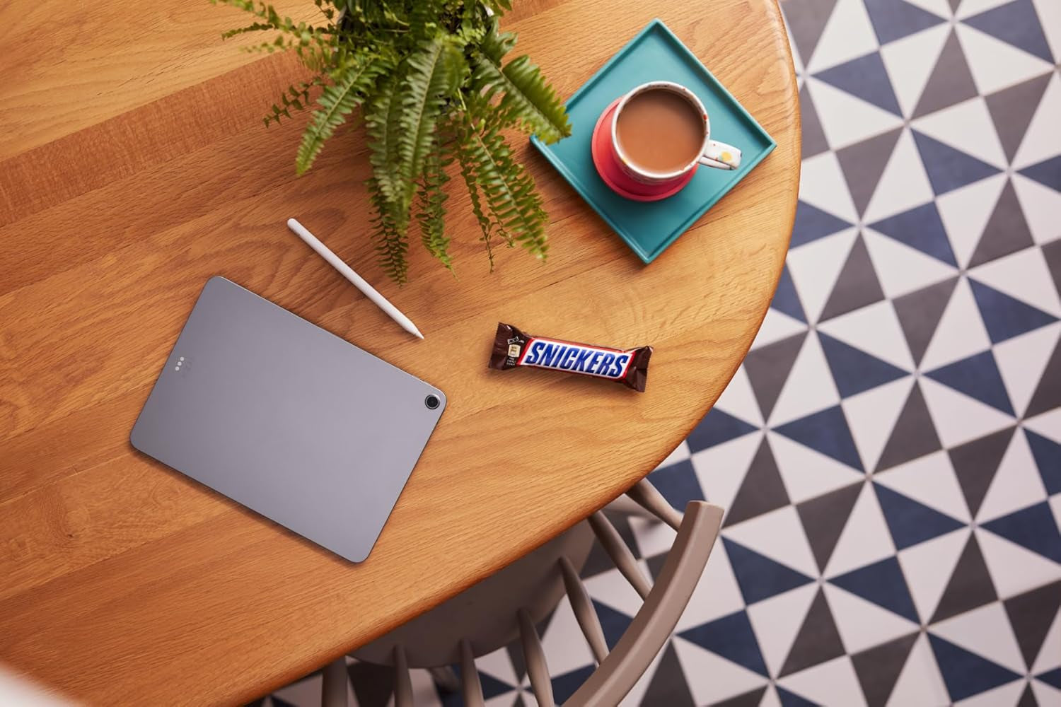 Un paquete grande de chocolate que contiene 32 tabletas de chocolate de 50 g cada una.